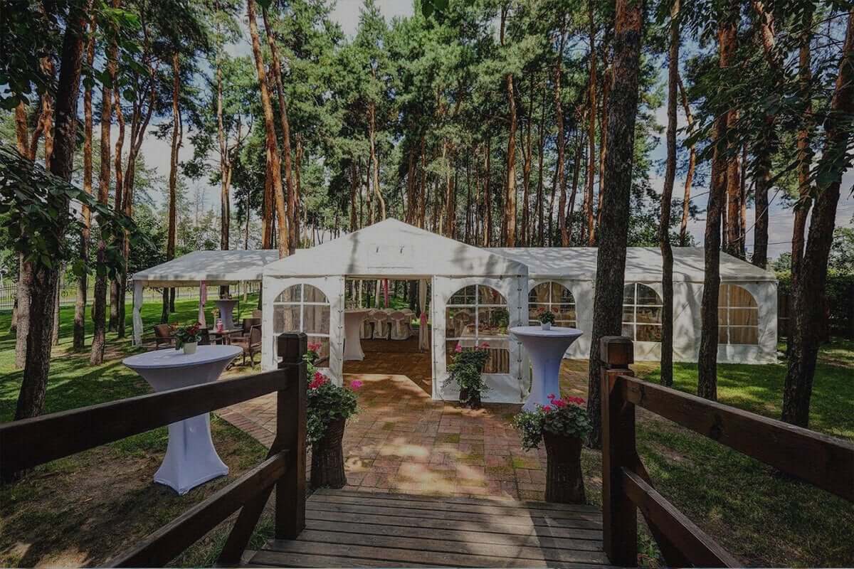 Ogród restauracji Na Skrajnej – letni taras z miejscami siedzącymi